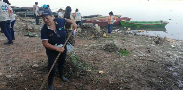 Recolectan gran cantidad de desechos en orillas de Itá Enramada