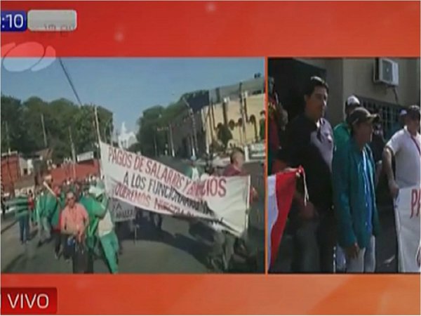 Funcionarios de Lambaré marchan para exigir cobro de salarios