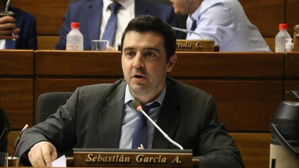 “Al Presidente le falta coraje político”