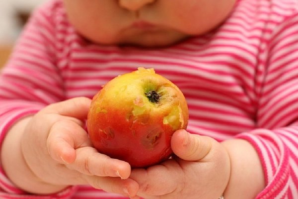 Muere bebé al que solo dieron frutas y verduras para comer | Noticias Paraguay