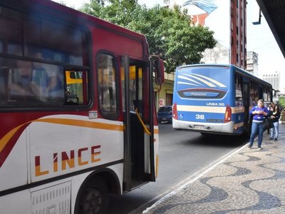 Gobierno reconoce deuda con transportistas, pero critica regulada sin aviso