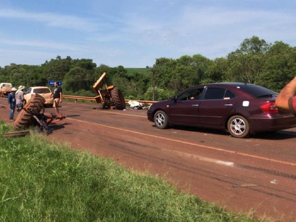 Violento choque entre tractor y camión sobre el puente Pirapey