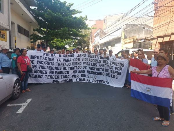 Afectados por violaciones del Tratado de Yacyretá piden la cabeza de Nicanor - Nacionales - ABC Color