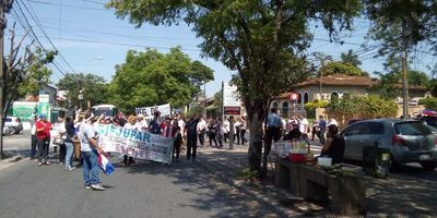 Funcionarios judiciales bloquean avenida en Sajonia