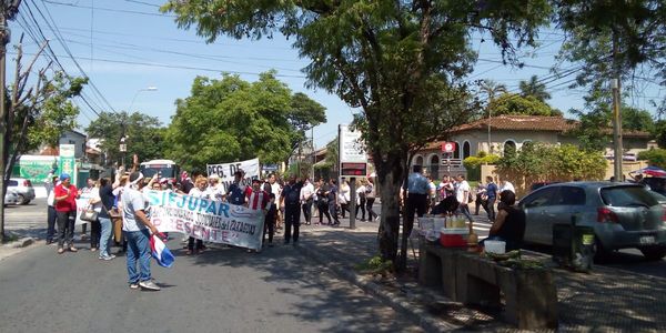 Funcionarios judiciales bloquean avenida en Sajonia