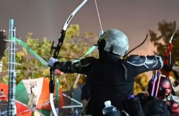 Manifestantes se atrincheran y atacan con flechas a la policía en Hong Kong - SNT