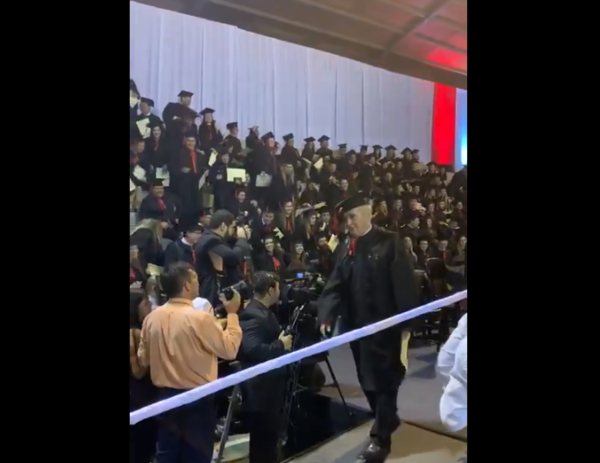 ¡Ejemplo de perseverancia! A sus 77 años, se graduó de abogado y notario en la UNA