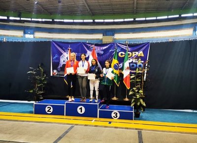 Montserrat Viveros logra medalla de oro en Mundial Junior de Esgrima en El Salvador - .::RADIO NACIONAL::.
