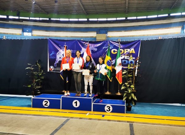 Montserrat Viveros logra medalla de oro en Mundial Junior de Esgrima en El Salvador - .::RADIO NACIONAL::.