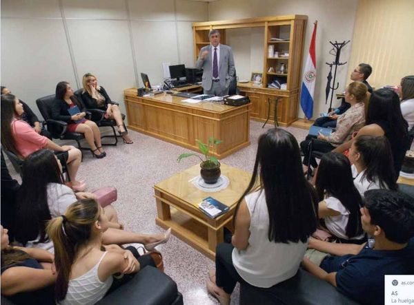 Estudiantes recorrieron el Palacio de Justicia de Caacupé