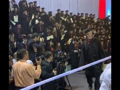 A los 77 años, se graduó primero de abogado y ahora de notario - ADN Paraguayo