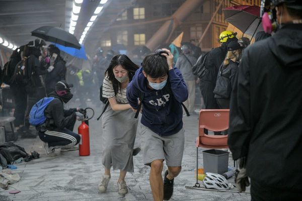 Manifestantes escapan de asedio policial en universidad de Hong Kong