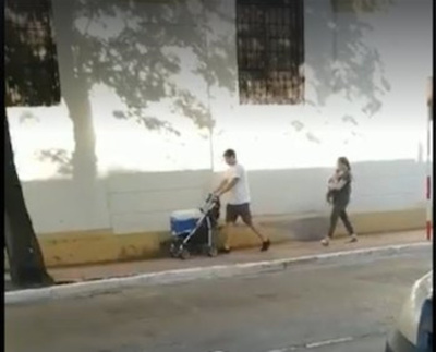 ¡Bebé en los brazos y conservadora en carrito!