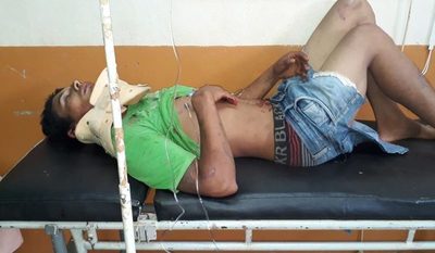 Hombres embisten contra un árbol al intentar huir de un control policial