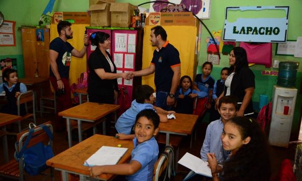 Municipalidad de CDE entrega pupitres y anuncia obras en la escuela Augusto Roa Bastos