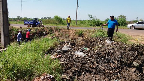 Basura acumulada hace que el agua no circule en San Pedro