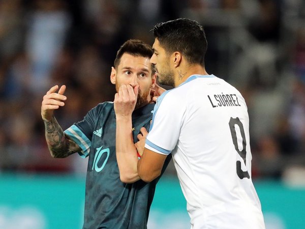 Messi y Luis Suárez empatan el Clásico del Río de la Plata