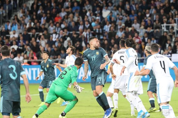 Agónico empate de Argentina ante Uruguay