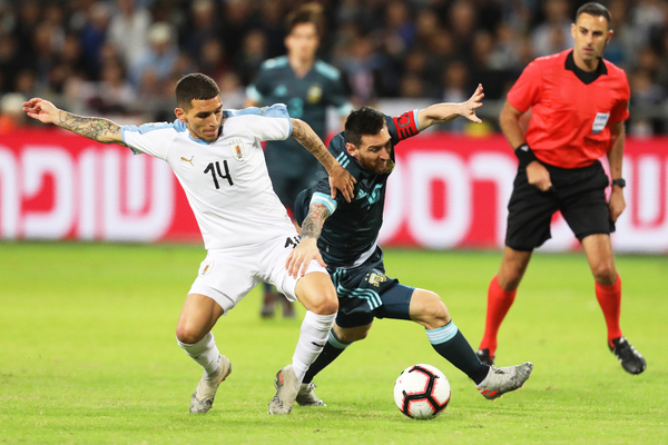 Argentina y Uruguay igualan en un duelo para nada amistoso