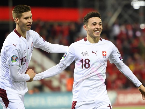 Dinamarca y Suiza, a la Eurocopa