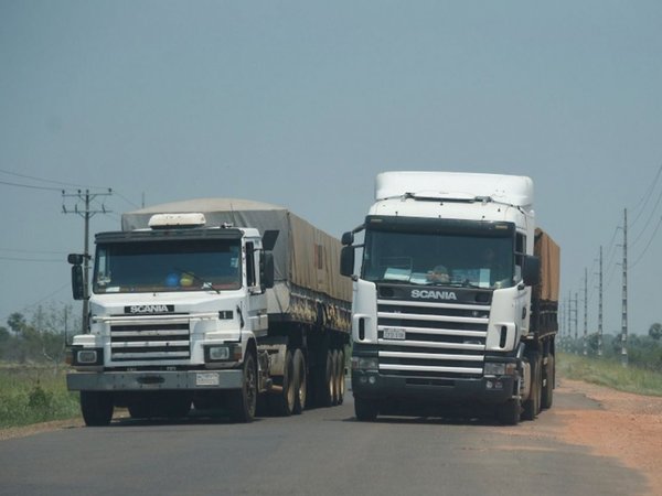 Recomiendan permanecer en Bolivia a camioneros paraguayos