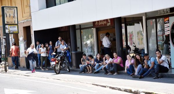 Gobierno revoca resolución tras regulada de transportistas - Economía - ABC Color