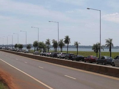 Larga cola de vehículos argentinos para cruzar el puente a Encarnación
