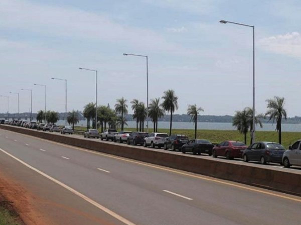 Larga cola de vehículos argentinos para cruzar el puente a Encarnación