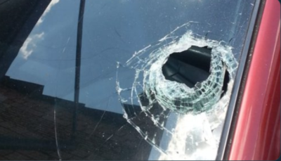 HOY / Desodorante de ambiente explotó en el auto y rompió el parabrisas