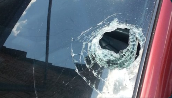 HOY / Desodorante de ambiente explotó en el auto y rompió el parabrisas