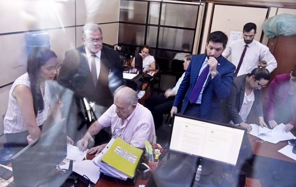 Abogados buscan revertir la prisión de padre e hijo - Política - ABC Color