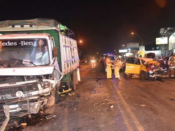 Taxista murió al chocar contra un camión