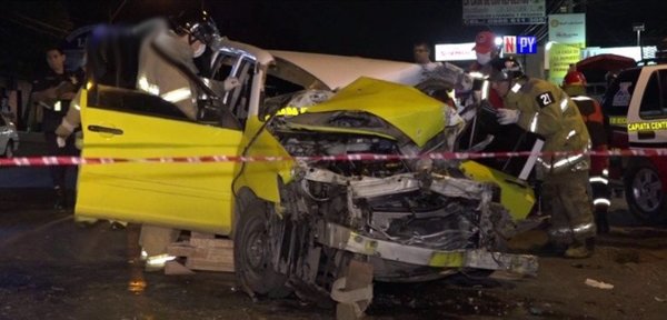 Choque frontal entre camión y taxi le cuesta la vida a un hombre | Noticias Paraguay