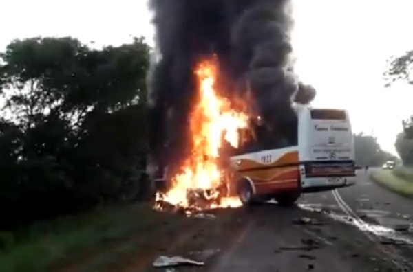 Bus arde en llamas tras impactar contra un automóvil