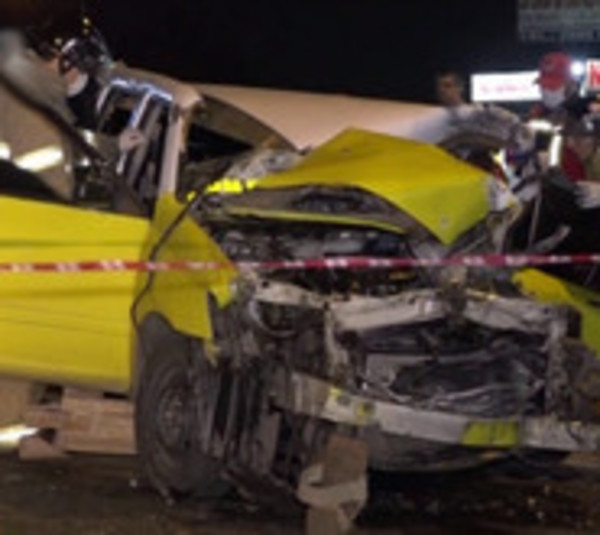 Choque frontal entre camión y taxi le cuesta la vida a un hombre - Paraguay.com