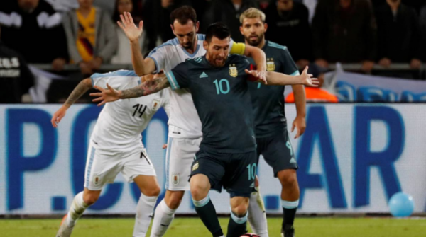 2-2. Messi y Luis Suárez empatan el Clásico del Río de la Plata - .::RADIO NACIONAL::.