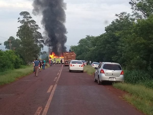 Fatal accidente entre automóvil y bus de mediana distancia en Natalio
