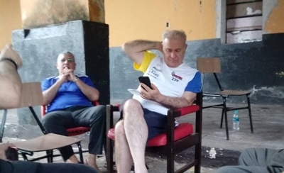 HOY / Foto de González Daher con celular: “Si tiene, vamos a quitarle”