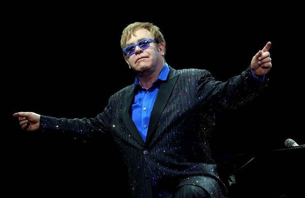 Elton John habla de su terror a morir sin ver crecer a sus hijos - Gente - ABC Color
