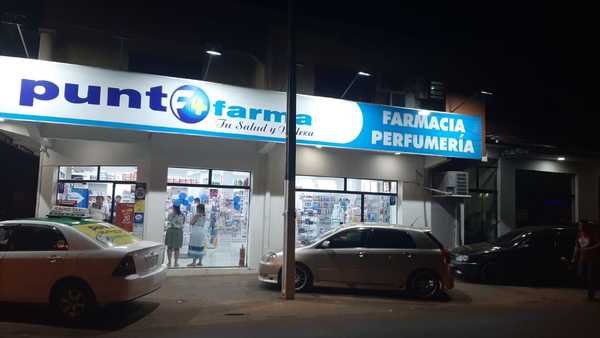 Asaltan sucursal de cadena de farmacias y roban dinero y celulares