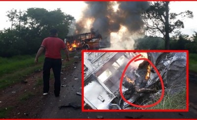 Dos personas mueren calcinadas en choque entre colectivo y automóvil