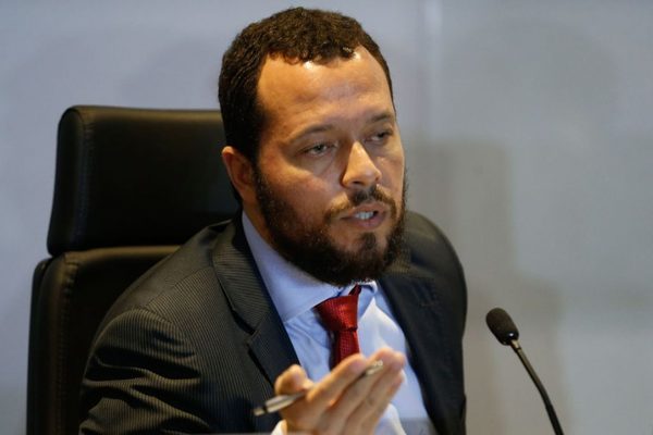 “Si Cartes sale del país será detenido”