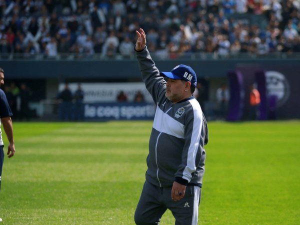 Maradona dejó de ser entrenador de Gimnasia