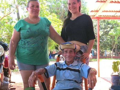 Regalará carne a abuelo que vende frutas en carretillas