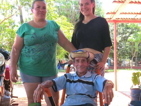 Regalará carne a abuelo que vende frutas en carretillas