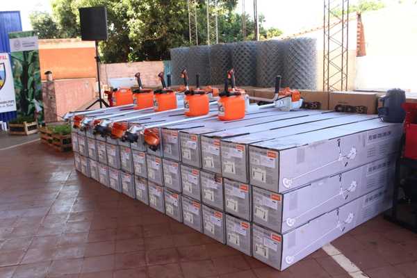Productores de Concepción reciben insumos y maquinarias agrícolas | .::Agencia IP::.