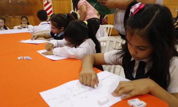 Niños verifican calidad de borradores para kit escolar del 2020