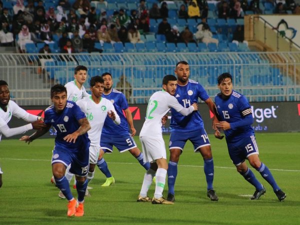La falta de contundencia sella el empate albirrojo ante Arabia