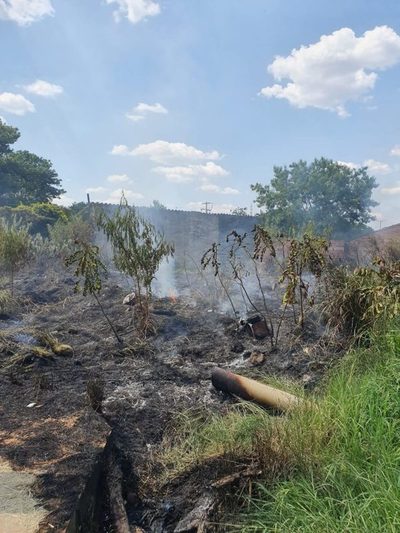 Barrio Santa María: Fuego en pastizal asustó a vecinos | San Lorenzo Py