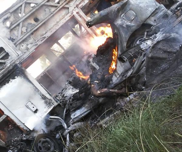 Choque e incendio de vehículos dejan dos fallecidos en Natalio